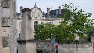 Blick vom Kriegerdenkmal auf das Schloss (© Romary)