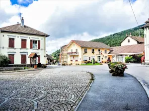 Zentraler Platz von Ventron (© JE)