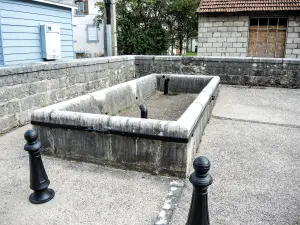 Fontaine-lavoir, rue du marais (© J.E)