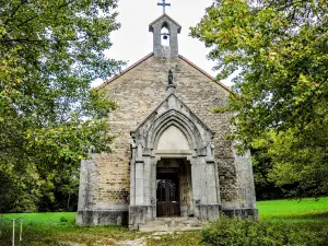 Porch and facade of the chapel of patients (© J.E)