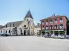 Église Saint-Jean-Baptiste et place centrale (© J.E)