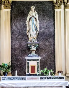 Statue of Our Lady, in the church (© J.E)