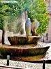 Fontaine devant l'église (© Jean Espirat)