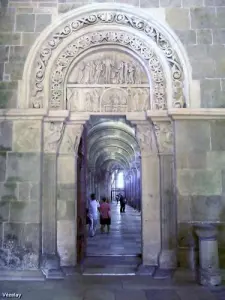 левый портал базилики (© J.E)