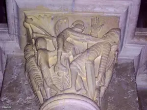 Uno dei pilastri di sculture (© J.E)