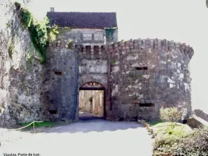 Medieval gate at the bottom (© J.E)