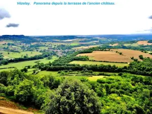 Panorama von der Terrasse des Schlosses (© J. E)