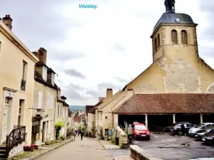 Rue principale, vue du haut du bourg (© Jean Espirat)