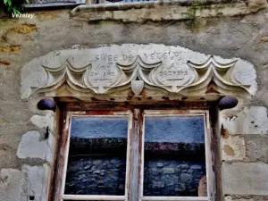 Lintel evoking the siege of Vézelay in 1569 (© J.E)