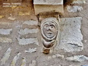 Sculpture contre un mur de la ville haute (© Jean Espirat)