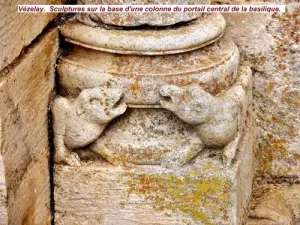 Sculpture of the base of a pillar of the façade (© Jean Espirat)