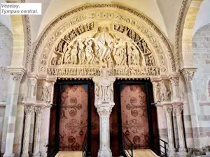 Central interior door and tympanum (© Jean Espirat)