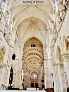 Basilique vue du choeur (© Jean Espirat)