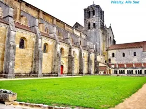 Exterior Wing South of the Basilica (© Jean Espirat)