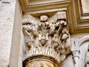 Capital in the Basilica (© Jean Espirat)