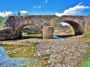 Mourgues溪流上的罗马桥（©Jean Espirat）