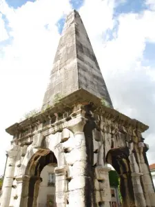 La Pyramide (© Henry Landeau)