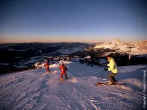 Famille en ski alpin