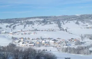 Verschneites Dorf Ville-du-Pont