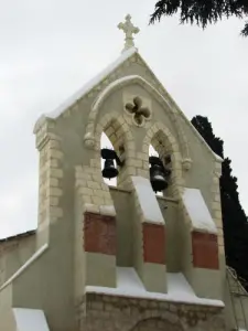 torre de la iglesia de Villebramar bajo la nieve