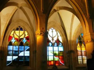 サンピエールサンポール教会のステンドグラスの窓