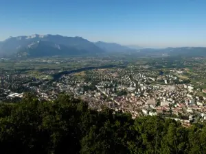 Vista de la ciudad de Voiron de Notre-Dame de Vouise (© Ardito)