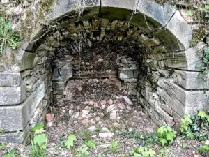 Interior of the old lime kiln (© JE)