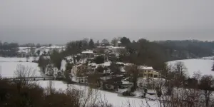 Un piccolo villaggio sotto la neve