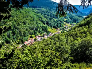 Vallée et village de Wildenstein, vus de la route de la chapelle Notre-Dame de la Joie (© J.E)