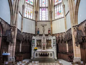 Altare maggiore, pala d'altare e vetrate dell'abside della chiesa (© JE)