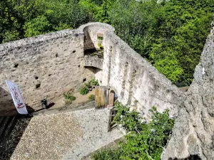 Ingang van de eerste omheining van het kasteel, gezien vanaf de loopbrug (© JE)