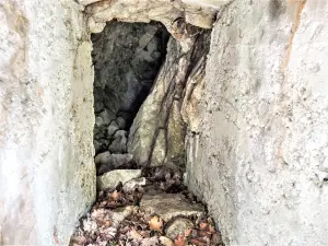 Intérieur du souterrain aboutissant à la poterne (© J.E)