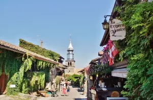 De straat van de kerk en de klokkentoren