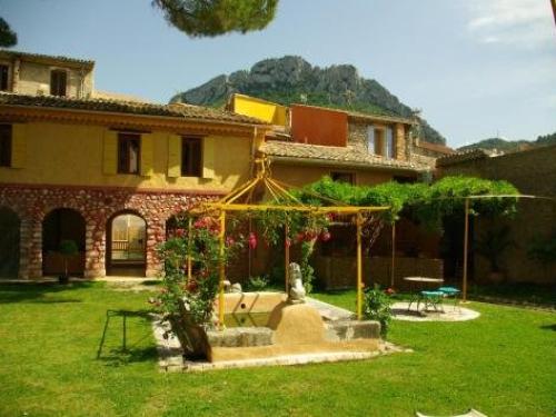 Les Arcades Le Lion D'or - Hôtel à Buis-les-Baronnies