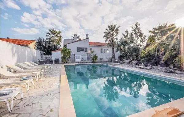 Beautiful Home In Baixas With 4 Bedrooms, Wifi And Private Swimming Pool - ヴァカンスと週末向けのホテルのBaixas