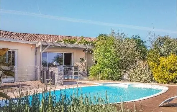 Beautiful Home In St-michel-lecluse-le- With 4 Bedrooms, Wifi And Outdoor Swimming Pool - Hotel Urlaub & Wochenende in La Roche-Chalais