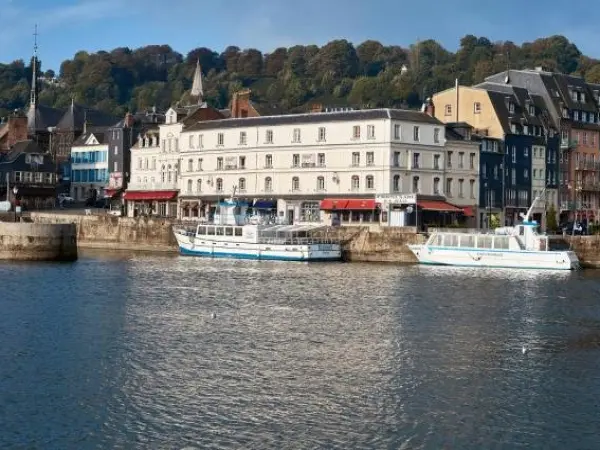 Best Western Le Cheval Blanc -Vue sur le port-plein centre ville - Hotel vacaciones y fines de semana en Honfleur