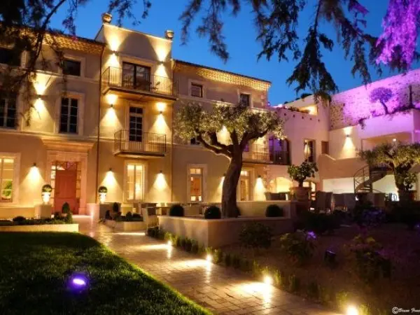 Boutique Hôtel La Villa MONTESQUIEU - Hotel Urlaub & Wochenende in Laudun-l'Ardoise