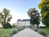 Chateau Carbonneau - Holiday & weekend hotel in Pessac-sur-Dordogne