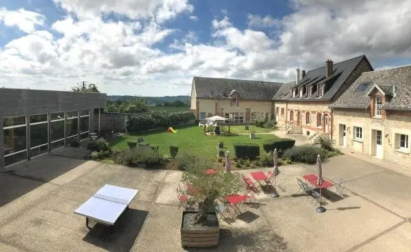 Ferme Du Chateau - Hôtel vacances & week-end à Monampteuil