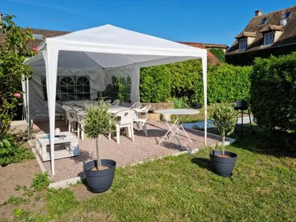 Gîte avec piscine 14 personnes - Holiday & weekend hotel in Gigny-sur-Saône