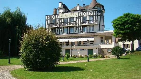 Hostellerie Saint Pierre - ヴァカンスと週末向けのホテルのSaint-Pierre-du-Vauvray