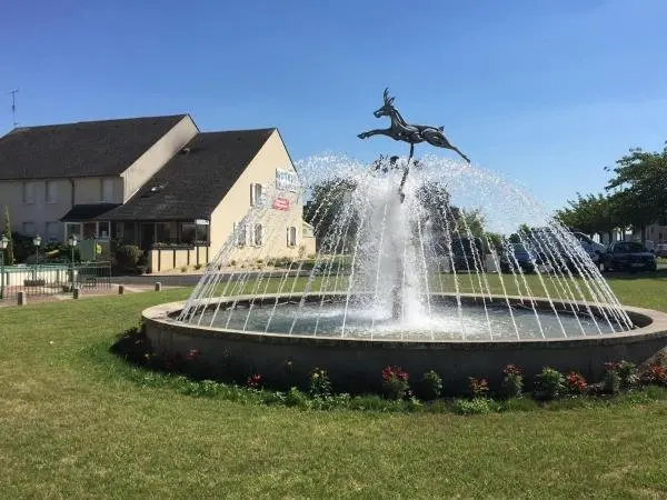 Hôtel Le Dauphin - Hotel de férias & final de semana em Saint-Denis-de-l'Hôtel