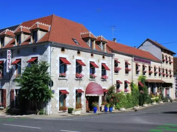 Hotel De La Loire - ヴァカンスと週末向けのホテルのSaint-Satur