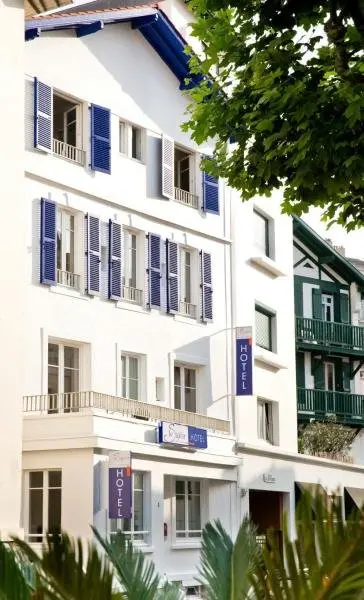 Hôtel Le Saphir - ヴァカンスと週末向けのホテルのBiarritz