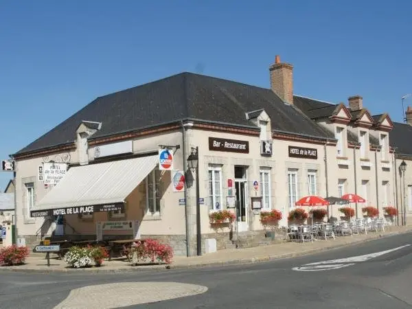 Hôtel de la Place - Hotel Urlaub & Wochenende in Germigny-des-Prés