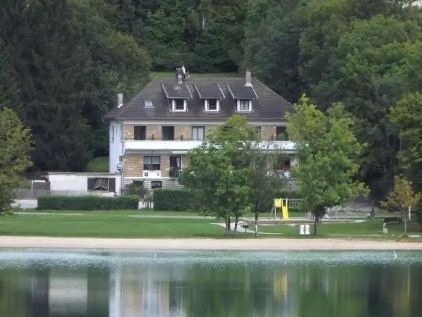 Hotel Restaurant La Chaumiere du Lac - ヴァカンスと週末向けのホテルのClairvaux-les-Lacs