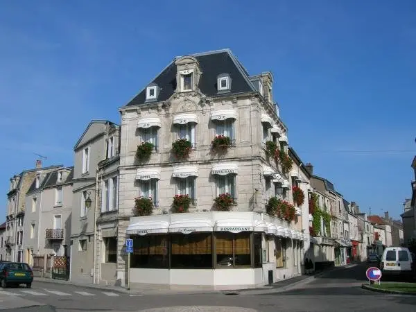 Hôtel Restaurant Des Remparts - Hotel vacaciones y fines de semana en Chaumont