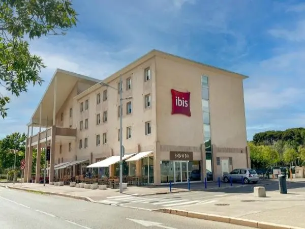 ibis Martigues Centre - ヴァカンスと週末向けのホテルのMartigues