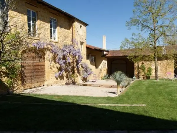 LODGES EN PIERRES DOREES - Hôtel vacances & week-end à Saint-Germain-Nuelles